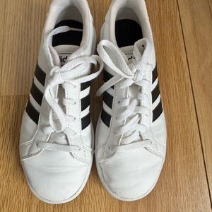 Adidas Little kid White Sneakers with‎ Dark Navy Stripes Sz 1 1/2 in GC